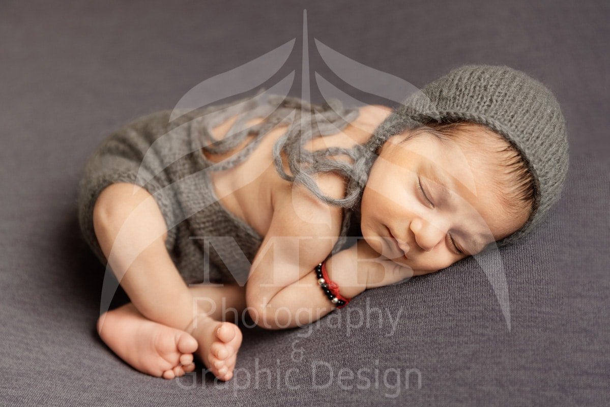 windsor ontario newborn photographer baby knit bonnet curled pose Mariam Cheaitou Bazzi