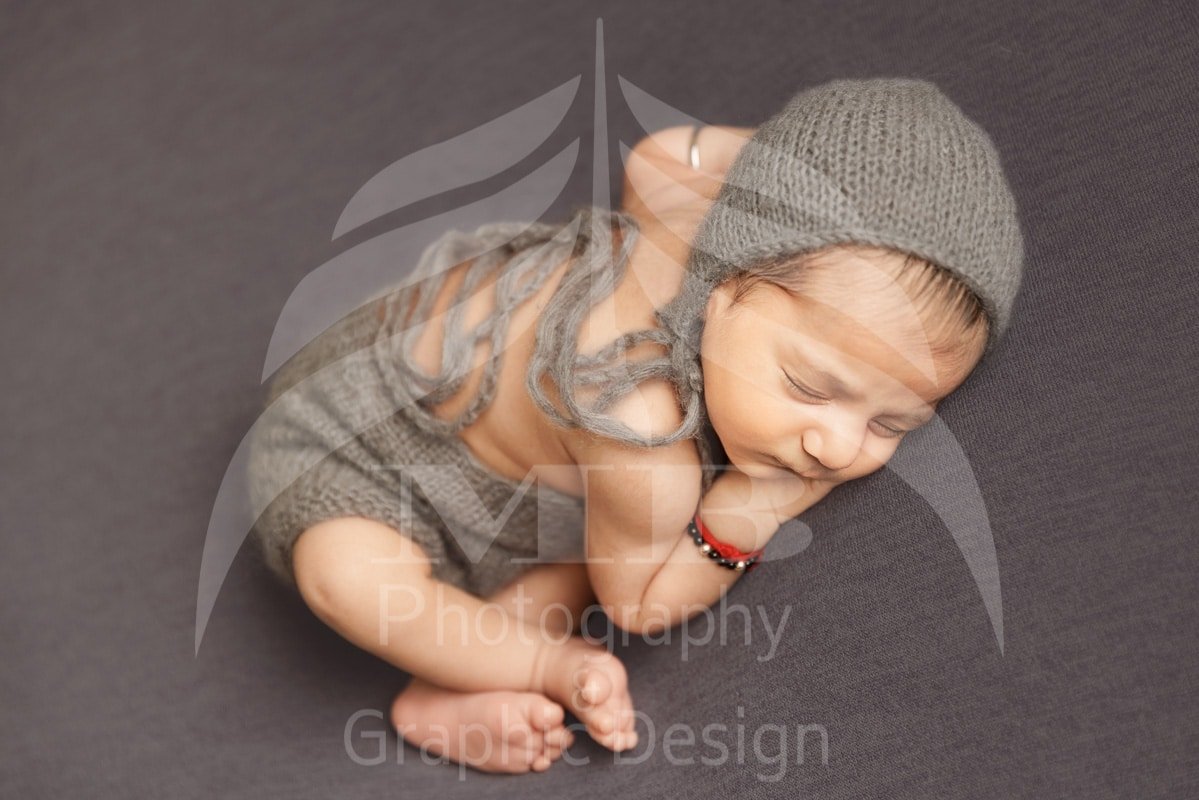 windsor ontario newborn photographer overhead sleeping baby bonnet Mariam Cheaitou Bazzi
